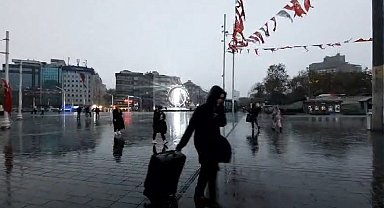 Taksim'de önce hava karardı sonra sağanak yağış başladı