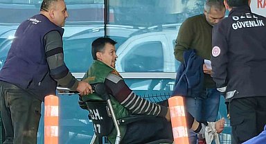 Testere ile odun keserken ayağından oluyordu