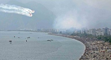 Türk Yıldızları Antalya'yı yaza çevirdi: Binlerce kişi sahili doldurdu