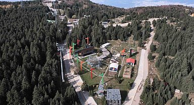 Uludağ'da aç kalan ayılar dükkanları talan etti