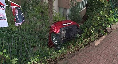 Üsküdar'da yoldan çıkan otomobil bina boşluğuna düştü