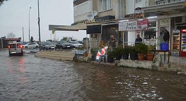 Ayvalık’ta Kuvvetli Sağanak Yağış Hayatı Felç Etti !