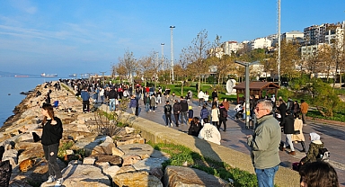 Bandırmalılar Güneşli Havada Sahil ve Parklara Akın Etti