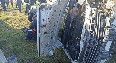 Burhaniye’de Otomobil Takla Attı: 2 Yaralı