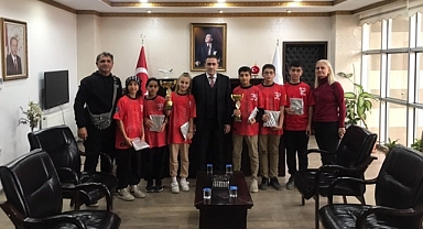 Burhaniye Kaymakamı Memiş, Başarılı Hentbolcuları Kabul Etti