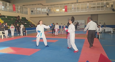 Burhaniyeli Karateciler Madalyalarla Döndü