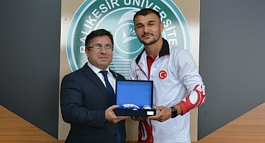 Dünya İkincisi BAÜN'lü Sporcudan Rektöre Ziyaret