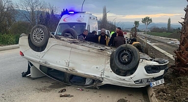 Edremit'te Köpeğe Çarpmamak İçin Manevra Yapan Otomobil Refüje Vurarak Takla Attı