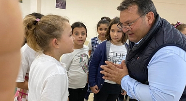 Engelli Gazeteci Minik Öğrenciler İle Buluştu