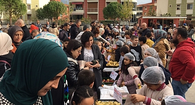 Okulun Bahçesinde Öğrenciler Pazar Kurdu
