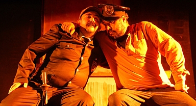 Sahnede Elini Kırdı, Oyuna Devam Etti