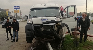 Servis Minibüsü İle Otomobil Çarpıştı: 6 Yaralı   