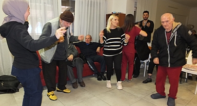 Türk Halk Müziği Korosu,Yaşlılara Unutulmaz Bir Gün Yaşattı   