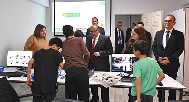 Vali Ustaoğlu Çocuklar İle Bir Arada