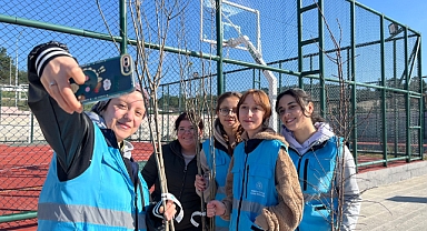 Balıkesir Kız Yurdu'nda Gençler Fidan Dikti