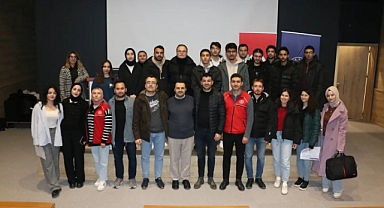 Bandırma Onyedi Eylül Üniversitesi Genç Ofis, İnovasyon Atölyesi'nde THY Yazılım Danışmanı Ahmet Burak'ı Ağırladı