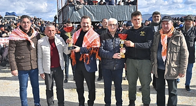 Başkan Yılmaz'a Deve Güreşlerinde Yoğun İlgi