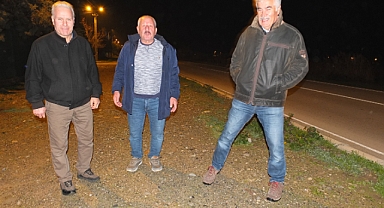 Burhaniyeli Vatandaşlar Büyükşehirden Kaldırım İstedi   