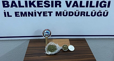 Edremit’te Motosikletli Polis Timleri Şüpheliyi Yakalayarak Uyuşturucu Operasyonu Gerçekleştirdi