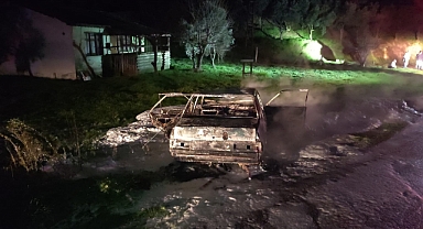 Elektrik Kontağından Çıkan Yangın Aracı Küle Çevirdi 