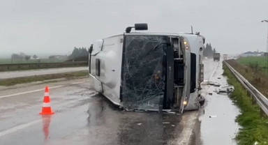Gönen’de Servis Minibüsü Devrildi   