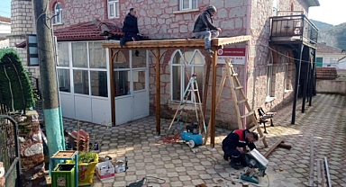 Sındırgı'da Akçakısrak Camii'nde Yenilik: Ahşap Sundurma Tamamlandı