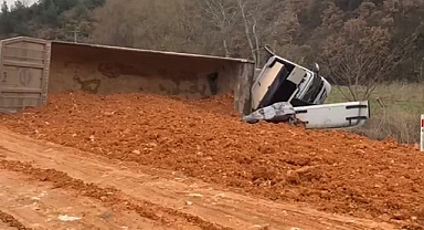 Sındırgı’da Maden Yüklü Tır Devrildi