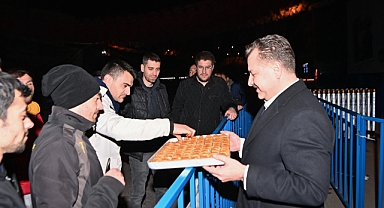 AK Gençlere Baklavalar Başkan Yılmaz ve Vekil Öztaylan’dan