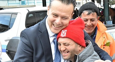 Altıeylül Belediye Başkan Adayı Mesut Eray, Salı Pazarı’nı Ziyaret Etti