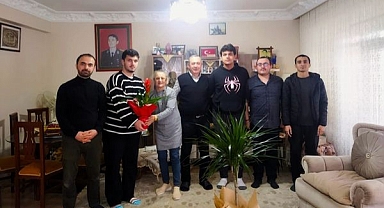 Ayhan Songar Erkek Yurdu Öğrencilerinden Anlamlı Ziyaret