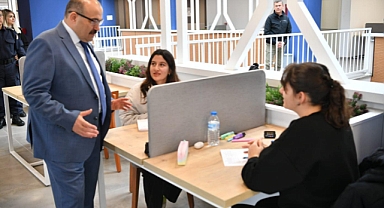 Balıkesir Valisi İsmail Ustaoğlu, Edremit İlçe Halk Kütüphanesi'ni Ziyaret Etti