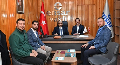 Balıkesir Valisi İsmail Ustaoğlu, Ensar Vakfı Balıkesir Şube Başkanlığı'nı Ziyaret Ederek Sosyal Sorumluluk Projeleri Hakkında Bilgi Aldı