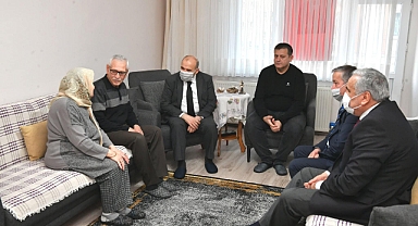 Balıkesir Valisi İsmail Ustaoğlu, Şehit Yüzbaşı Kamil Aşık’ın Babasını Ziyaret Ederek Taziyelerini İletti