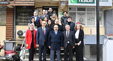 Balıkesir Valisi İsmail Ustaoğlu, Yeşilay Şube Başkanlığı ve Valilik Standını Ziyaret Ederek Toplum Sağlığı Projeleri Hakkında Bilgi Aldı