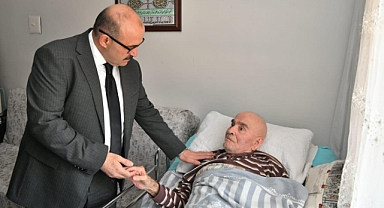 Balıkesir Valisi Ustaoğlu, Emekli İmam Hatibi Mahmut İnan'ı Ziyaret Ederek Geçmiş Olsun Dileklerini İletti