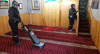 Karesi Belediyesi Ekipleri İlçede Temizlik Çalışmalarını Aralıksız Sürdürüyor