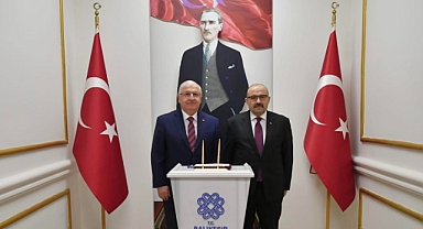 Milli Savunma Bakanı Yaşar Güler, Balıkesir Valisi İsmail Ustaoğlu'nu Ziyaret Etti