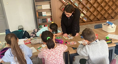 Savaştepe Gençlik Merkezi'nde Öğrenciler İngilizce Atölye Çalışmalarında Dil Becerilerini Geliştiriyor