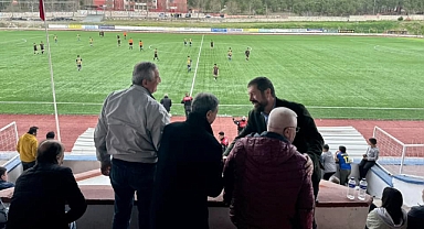 Sındırgı Belediye Başkanı Ekrem Yavaş, U15 Maçında Genç Futbolcuları Ziyaret Etti