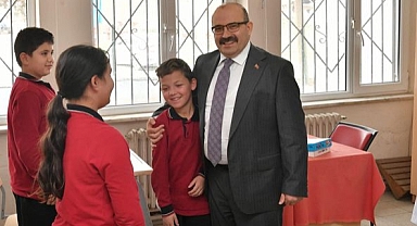 Vali Ustaoğlu, Ovaköy Ortaokulu'nu Ziyaret Etti