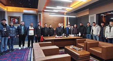 Yağlılar Mahallesi Gençleri, İvrindi Belediye Başkanı Yusuf Cengiz'i Ziyaret Etti