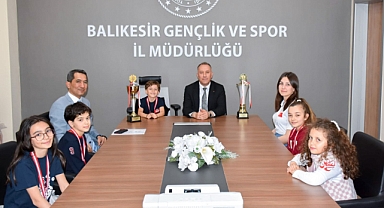 Antalya'da Düzenlenen Satranç Şampiyonasında Dereceye Giren Sporcular Balıkesir'i Onurlandırdı