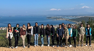 Ayvalık Yurdu Öğrencilerinden Doğa Yürüyüşü ve Kitap Keyfi