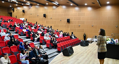 Balıkesir'de Kadın Toplumdaki Yeri Konferansı Düzenlendi