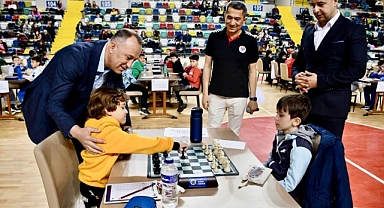 Balıkesir'de Ödüllü Satranç Turnuvası Başladı