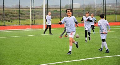 Balıkesir Gençlik ve Spor İl Müdürü, Gönen Karşıyaka Sahası'nda İncelemelerde Bulundu