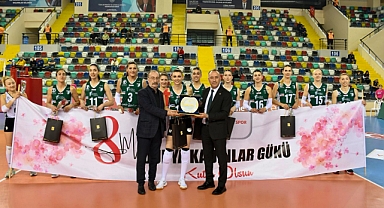 Balıkesir Gençlik ve Spor İl Müdürü, Kadın Voleybolculara Kadınlar Günü Kutlaması ve Başarılar Diledi