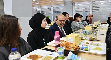 Balıkesir Valisi İsmail Ustaoğlu Şule Yüksel Şenler Kız Anadolu İmam Hatip Lisesi’nde İftar Programına Katıldı