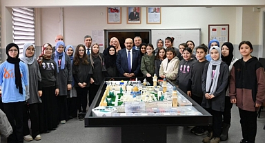 Balıkesir Valisi Ustaoğlu, Şule Yüksel Şenler Kız Anadolu İmam Hatip Lisesi'ni Ziyaret Etti