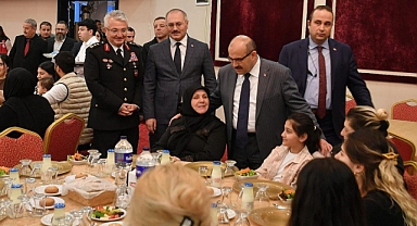 Vali Ustaoğlu, Balıkesir Öğretmenevi'nde Roman Vatandaşlarla İftar Sofrasında Buluştu
